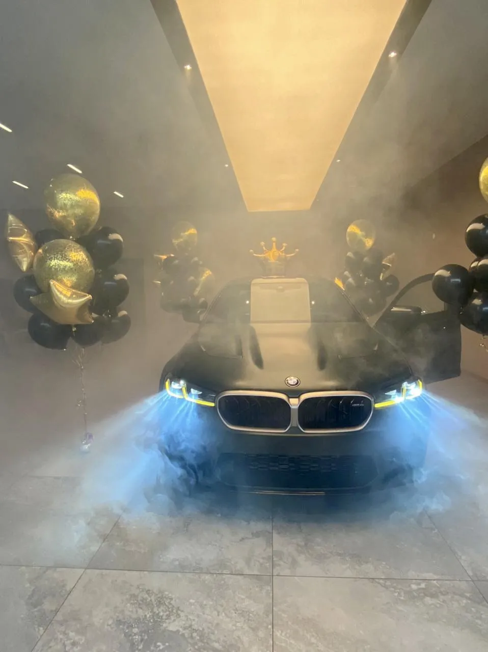 Выдача автомобиля с использованием генератора дыма Выдача автомобиля с использованием генератора дыма